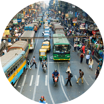 ASEAN、一本の大きな道路にバスや車や人が行列をなしている様子。